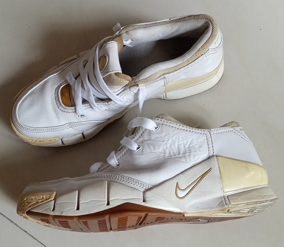 รองเท้า NIKE UPTEMPO สีขาว