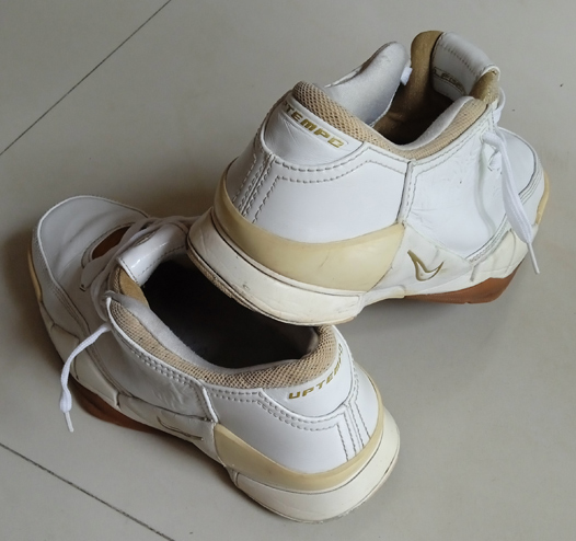 รองเท้า NIKE UPTEMPO สีขาว