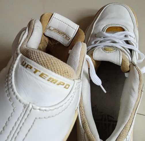รองเท้า NIKE UPTEMPO สีขาว