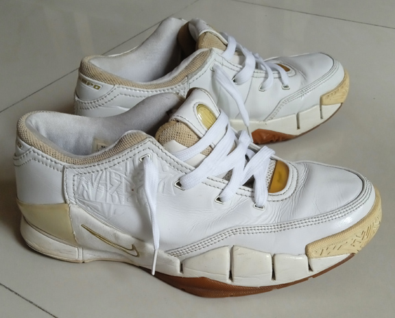 รองเท้า NIKE UPTEMPO สีขาว