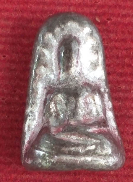 พระรอดอยู่ในชุดพระปิดตาหลวงปู่เอี่ยมวัดหนังออกวัดโคนอน หลวงปู่โต๊ะร่วมพิธี