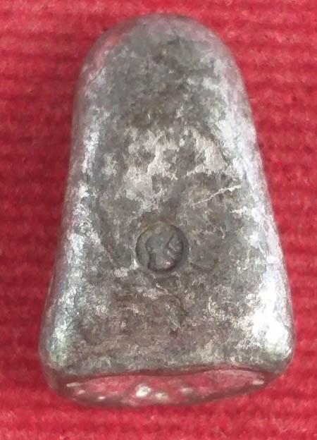 พระรอดอยู่ในชุดพระปิดตาหลวงปู่เอี่ยมวัดหนังออกวัดโคนอน หลวงปู่โต๊ะร่วมพิธี