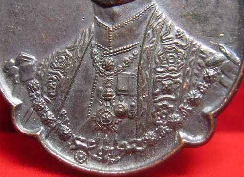 เหรียญพระบาทสมเด็จพระเจ้าอยู่หัวรัชกาลที่ ๙ พ.ศ.๒๕๑๘ มาพร้อมบัตรรับรองพระแท้*237