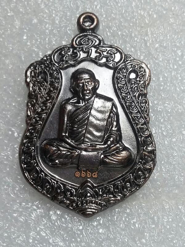 เหรียญเสมาเล็ก หลวงปู่ทิม รุ่นเสาร์๕ บรรจุหัวใจ วัดระหารไร่ ระยอง  ปี๕๗+ กล่อง 