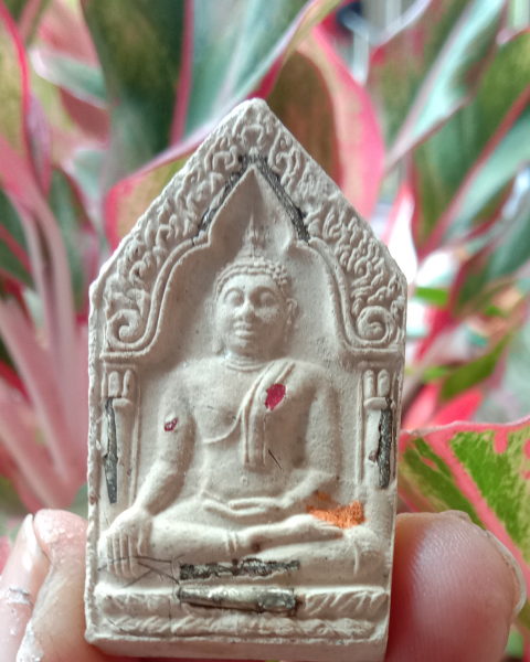 หลวงพ่อคูณ"พระขุนแผนรวยมหาเสน่ห์เนื้อขาวตะกรุด19ดอกพร้อมจีวรและเกสาพลอยเสกปี2543