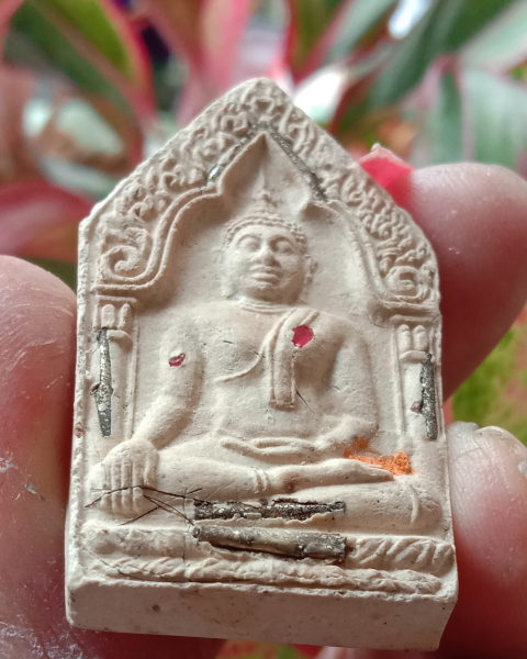 หลวงพ่อคูณ"พระขุนแผนรวยมหาเสน่ห์เนื้อขาวตะกรุด19ดอกพร้อมจีวรและเกสาพลอยเสกปี2543