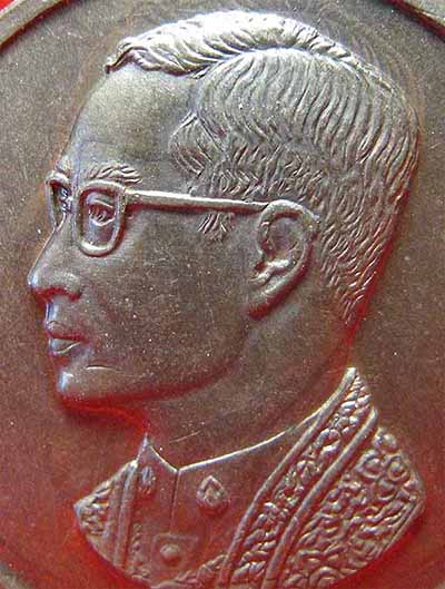 เหรียญคุ้มเกล้านวะโลหะพิมพ์ใหญ่ (ชื่อดี+พิธีศักดิ์สิทธิ์)แท้ล้าน%มาพร้อมบัตรรับรองพระแท้*279