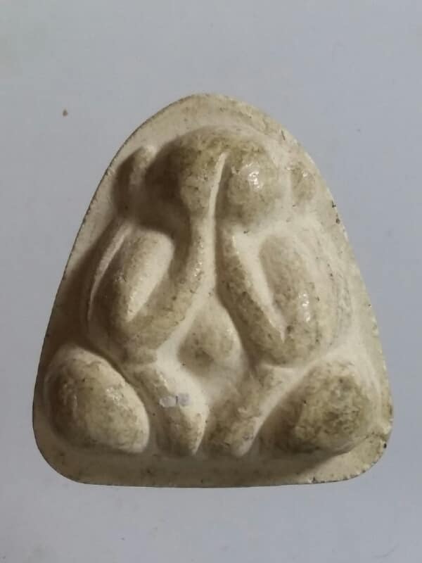 พระปิดตา เนื้อผง ไม่ทราบที่   เคาะเดียวครับ