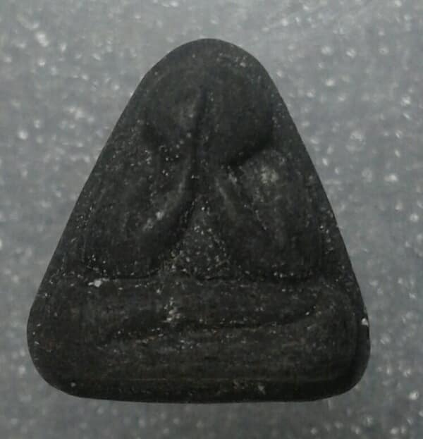 พระปิดตาหลังแบบ   ไม่ทราบที่    เคาะเดียวครับ