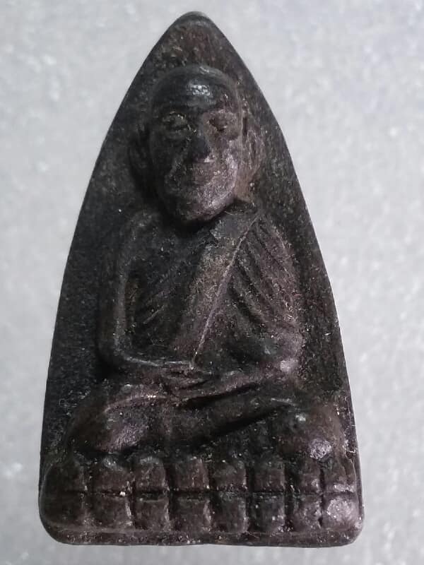 พระหลวงปู่ทวดหลังเรียบ ไมท่ทราบวัดออก  เคาะเดียวครับ 