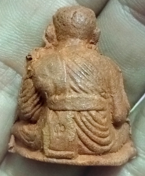 หลวงปู่ทวดลอยองค์ เนื้อดินหอมรุ่นแรก ปี2547 วัดห้วยมงคล จ.ประจวบคีรีขันธ์ ปั๊มเลขใต้ฐาน