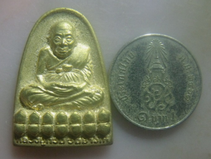 **วัดใจ**เหรียญหลวงปู่ทวด รุ่นกาญจนาภิเษกครองราชย์ครบ ๕๐ ปี วัดบวรนิเวศวิหาร ปี ๒๕๓๙**กะไหล่ทอง สวยๆ