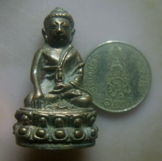 **วัดใจ**พระกริ่งใหญ่ ก้นถ้วย เก่าๆ เนื้อโลหะผสม ไม่ทราบที่**เนื้อจัดๆ สวย เชิญชมครับ 
