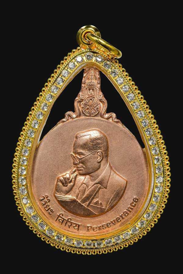 ชุดจักรพรรดิ์พระมหาชนกทองคำพิมพ์ใหญ่ฝังเพชรแท้+บัตรรับรองพระแท้/ใบเซอร์/อุปกรณ์ครบ*80