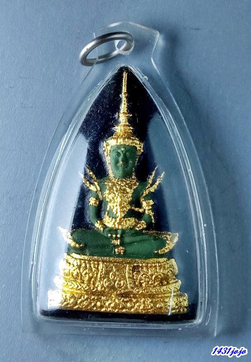 พระแก้วมรกตพิมพ์ใหญ่ รศ.200 ปี 2525 หลวงปู่เหมือนวัดกำแพง สภาพสวยเลี่ยมเดิมๆจากวัด
