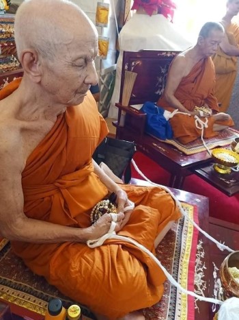 พระชัยฯ หลวงพ่อสำเร็จศักดิ์สิทธิ์ รุ่นสำเร็จชนะจน ปี 2564 เนื้อทองทิพย์ เนื้อทองทิพย์ ลุ้นเลขสวย 