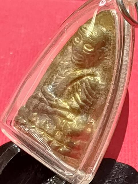 หลวงปู่ทวด พิมพ์เตารีดโบราณ หลวงพ่อทอง วัดสำเภาเชย จ.ปัตตานี  ตอกโค๊ต หนังสือจีน เนื้อทองเหลือง เลี่