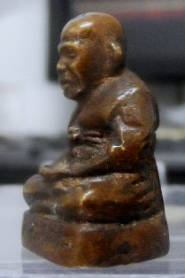 รูปเหมือนหล่ออุดเม็ดกริ่ง หลวงพ่อปาน วัดบางเหี้ย ออกวัดบางนางเพ็ง รุ่น 1 เนื้อทองผสม 