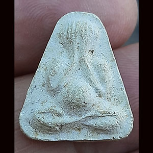 พระปิดตาหลังยันต์ ไม่ทราบที่