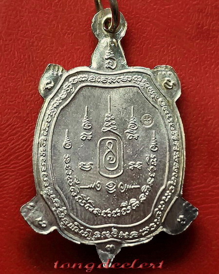 	เหรียญพญาเต่าเรือน หลวงปู่หลิว รุ่นเจ้าสัว เนื้อเงิน ปี 2538 สวยมากพร้อมกล่องกำมะหยี่เดิมค่ะ