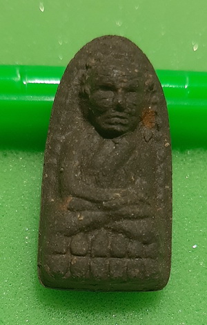 หลวงปู่ทวดเนื้อว่าน ด้านหลังปั้มยันต์ เสาร์๕ มหาสิทธิโชค พ่อท่านเขียว วัดห้วยเงาะ จ. ปัตตานี 2553