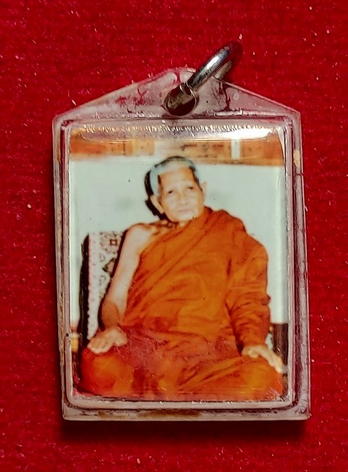 รูปถ่ายหลวงปู่แหวน หลังติดผ้าจีวร นพ.เฉลิม จันทราสุข จัดสร้าง ปี 2521