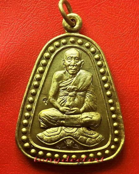 เหรียญจอบหลวงปู่หลิว วัดหนองอ้อ รุ่นเสาร์ 5 มหาทรัพย์ พิมพ์ใหญ่ สวยมากค่ะ