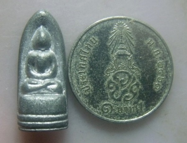 **วัดใจ**พระรอดหนองมน เนื้อชินเงิน หลวงพ่ออำนวย วัดธรรมิการาม อ.บ้านหมี่ จ.ลพบุรี ปี ๒๕๓๙**