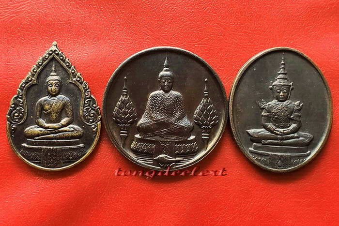 เหรียญพระแก้วมรกต ภปร.ฉลองกรุงรัตนโกสินทร์ 200 ปี พ.ศ. 2525 ครบชุด 3 ฤดูค่ะ