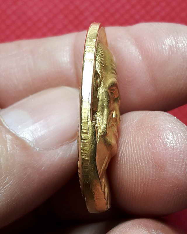 เหรียญรูปไข่กะไหล่ทอง หลวงพ่อเงินรุ่นพระพิจิตร ปี 2542-2543 พร้อมบัตรพระแท้