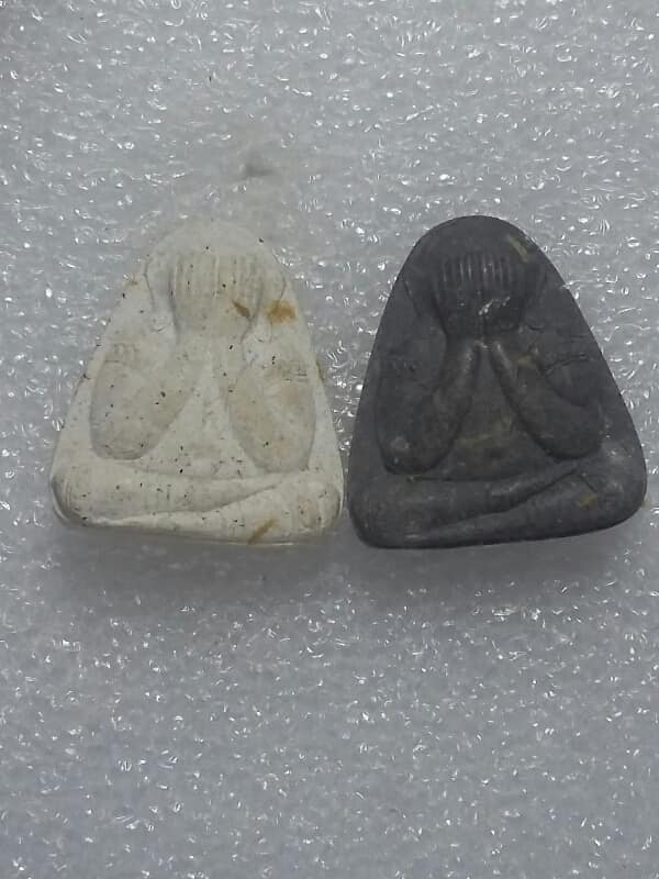 พระปิดตาหลวงพ่อหลาย วัดนาจอมเทียน สัตหีบ ชลบุรี  2 องค์ 