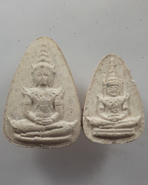 " พระผงหยก สว. (90 พรรษา สมเด็จย่า) พระผสมหยกพระแก้วมรกต วัดพระแก้ว จ.เชียงราย หลังสว.สมเด็จย่า ปี 2