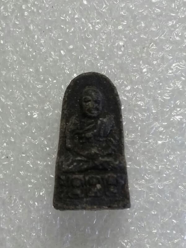 พระหลวงปู่ทวด เนื้อว่าน พิมพ์พระรอด  ไม่ทราบวัด  เคาะเดียวครับ