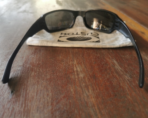 แว่นกันแดด Oakley สภาพสวยใช้น้อยมากคับของแท้จาก shop US.
