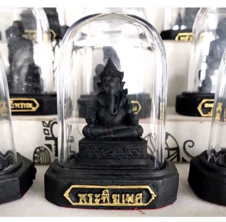 พระนิลพระพิฆเนศ ตั้งหน้ารถ ขนาดหน้าตัก1.5นิ้ว /ฐานกว้าง6-7ซม. /สูง9-9.5ซม.พร้อมฐานและครอบแก้ว