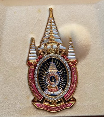 200.-เข็มตราสัญลักษณ์เฉลิมพระเกียรติ พระเจ้าอยู่หัว80พรรษา พร้อมกล่องเดิม และเอกสารระบุนัมเบอร์เดิมๆ