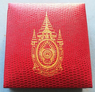 200.-เข็มตราสัญลักษณ์เฉลิมพระเกียรติ พระเจ้าอยู่หัว80พรรษา พร้อมกล่องเดิม และเอกสารระบุนัมเบอร์เดิมๆ