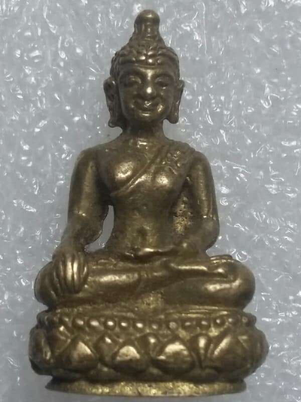 รูปหล่อนั่งบัว เนื้อทองผสม ไม่ทราบวัด     เคาะเดียวครับ 