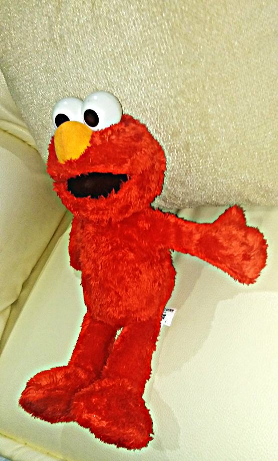จัดให้ตุ๊กตาเอลโม่ ตัวละครจากหนังดังเรื่อง  sesame  street ,มีเสียงและสั่่นได้