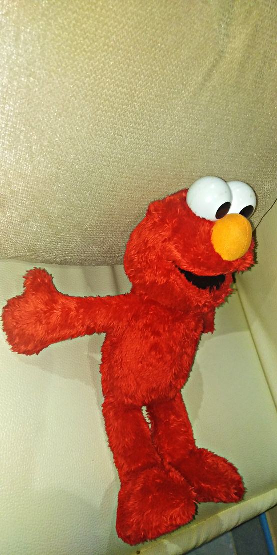 จัดให้ตุ๊กตาเอลโม่ ตัวละครจากหนังดังเรื่อง  sesame  street ,มีเสียงและสั่่นได้