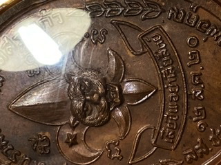 เหรียญหลวงพ่อคูณ วัดบ้านไร่ รุ่นลูกเสือชาวบ้าน ปี 2520 เลี่ยมทองคำหนาๆ วงใหญ่ สภาพสวยมาก ผิวไฟรุ้ง