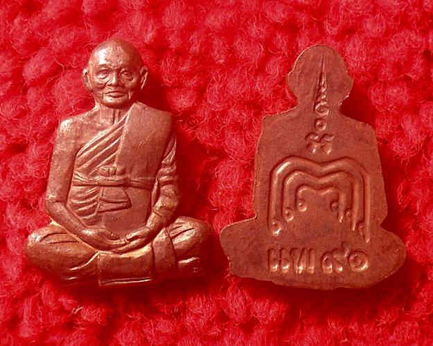 รูปเหมือนปั๊มครึ่งซีก หลวงพ่อแพ วัดพิกุลทอง สิงห์บุรี รุ่น แพบารมี 91 ปี 2537 เนื้อทองแดง100องค์