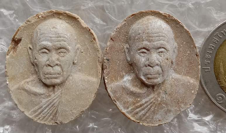 2องค์ พระผงเม็ดกระดุม หลวงปู่แผ้ว ออกวัดกำแพงแสน จ.นครปฐม ปี2545 ตามรูป