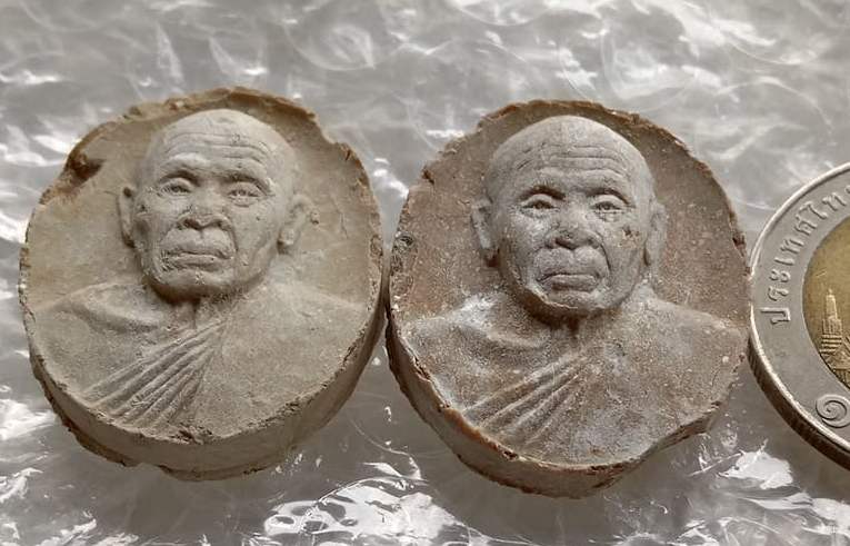 2องค์ พระผงเม็ดกระดุม หลวงปู่แผ้ว ออกวัดกำแพงแสน จ.นครปฐม ปี2545 ตามรูป
