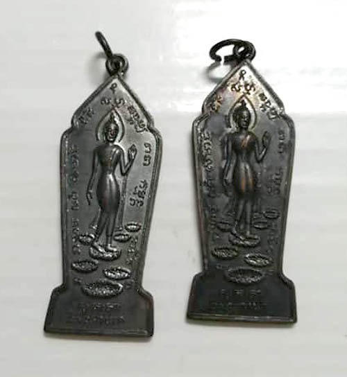 แดง 100 บาท..เหรียญพระพุทธปางห้ามญาติ พระแท่นศิลาอาสน์ เนื้อทองแดงรมดำจำนวน 2 เหรียญ (#237)