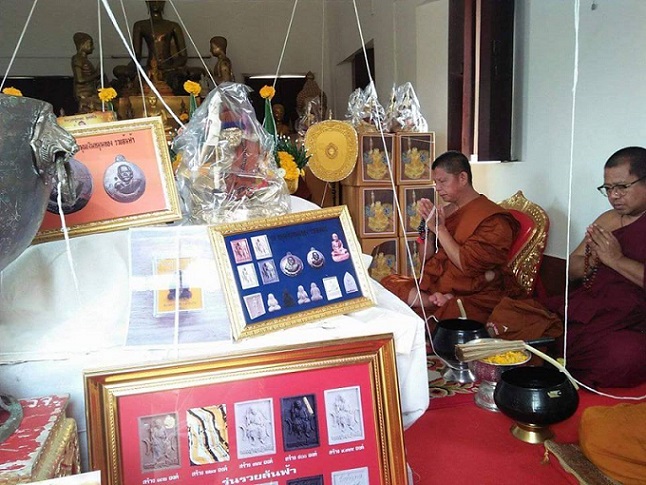 ชุด 5 องค์ พระผงนั่งตั่งหลวงปู่หมุน รุ่นหมุนเงิน หมุนทอง รวยล้นฟ้า วัดบ้านจาน ศรีสะเกษ ปี 2561