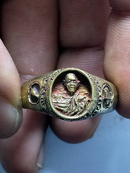 4289แหวนหลวงพ่อ ปริสุทโธ ออกวัดถนนโค้ง ปี 37 เนื้อ ทองเหลืองสภาพสวย เคาะเดียวแดง2