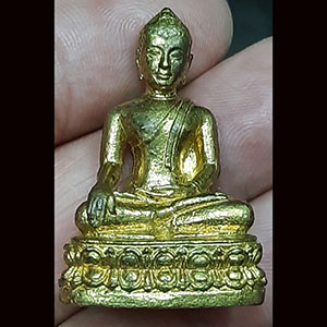 พระรูปหล่อ พระพุทธ โค็ตธรรมจัก ไม่ทราบที่ { ขวาง2.5 ซม.-สูง 3.5 }