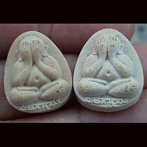 พระปิดตา ผสมเกษาหลังยันต์ ไม่ทราบที่ { จำนวน 2 องค์ }