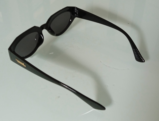 ของใหม่ แว่นกันแดดสตรี SUPER BLACK FRAME พร้อมกล่องดีไซน์สวย